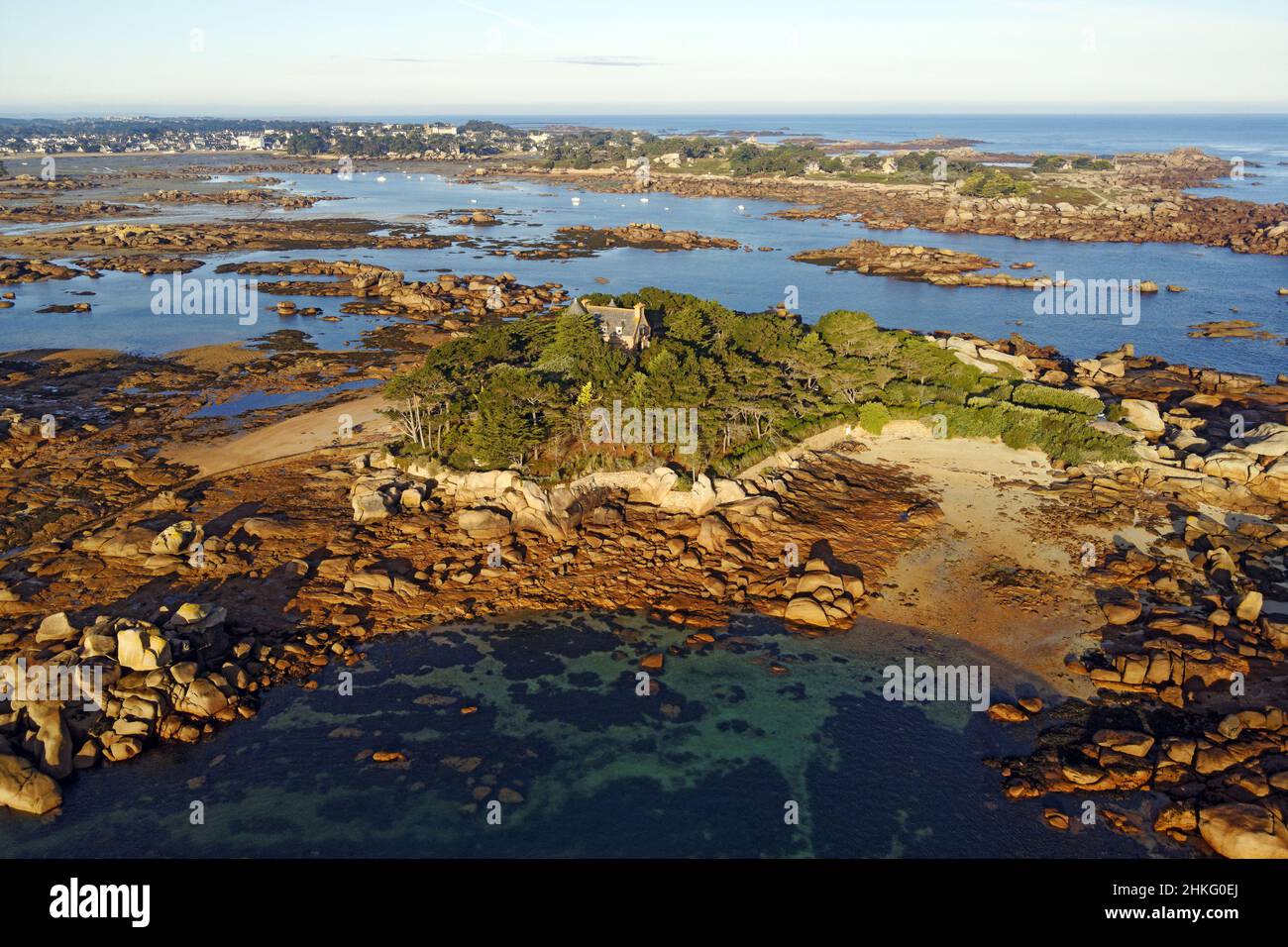 Frankreich, Cotes d'Armor, Tregastel, rosa Granitküste (cote de Granit Rose), pointe de Squewel, Insel und Burg von Costaeres (Luftaufnahme) Stockfoto