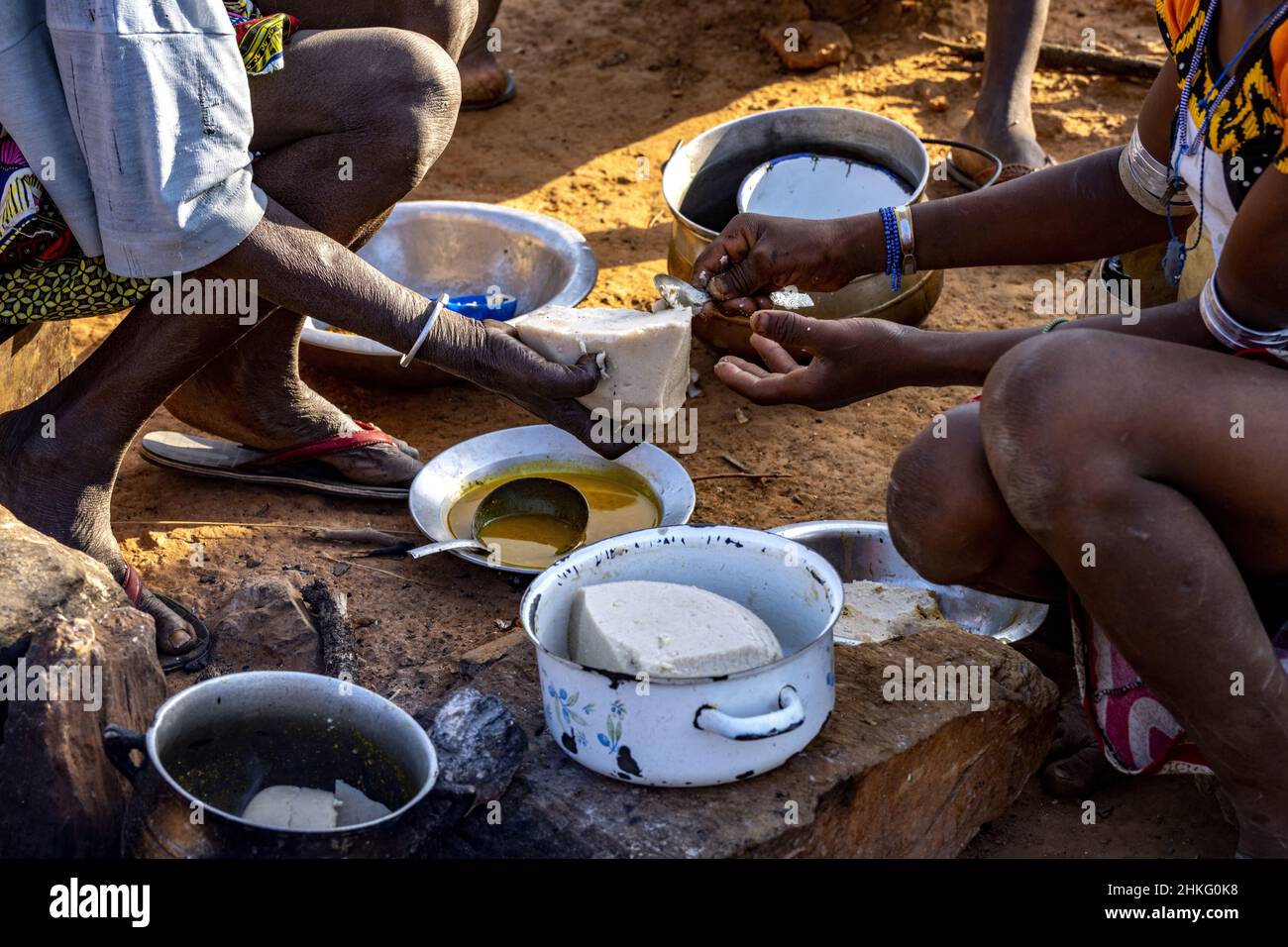 Benin, Provinz Natitingou, stammesdorf peul in Moukokotamou, der fulani-Käse und die Sauce zubereitet Stockfoto