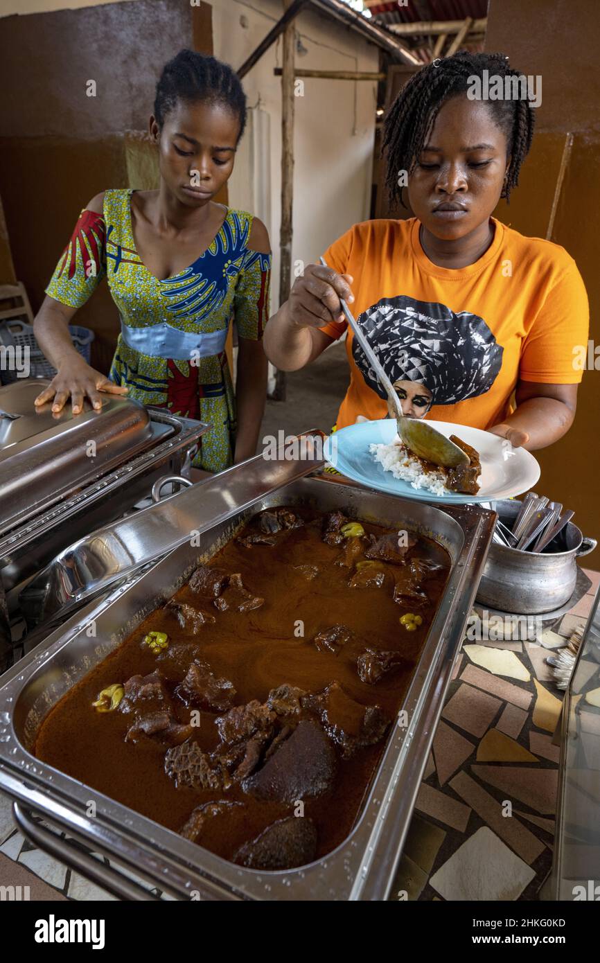 Benin, Abomey, Restaurant, Kutteln in roter Sauce Stockfoto