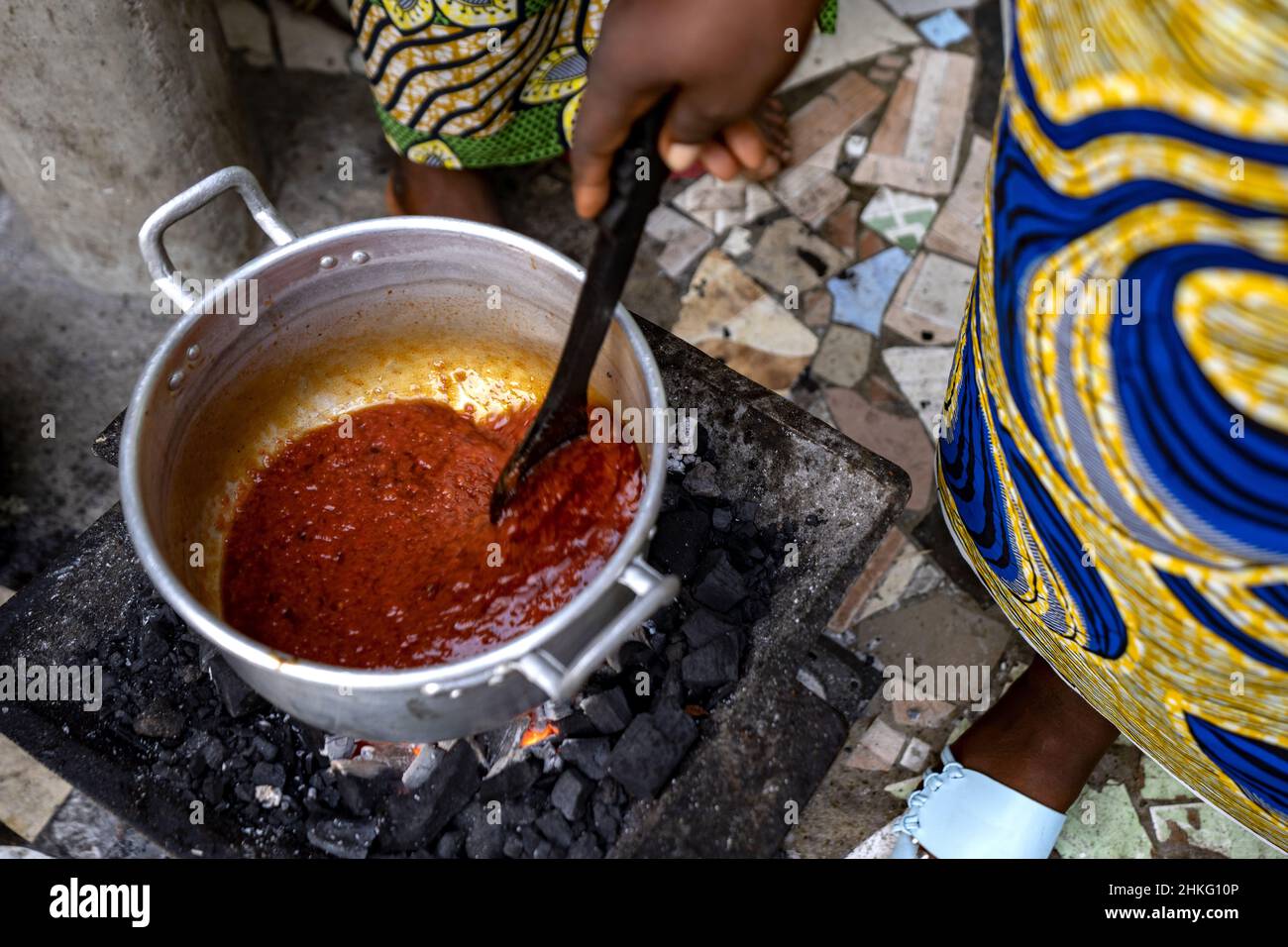 Benin, Cotonou, die schwimmende Stadt Ganvie, bereitet die rote Sauce zu Stockfoto