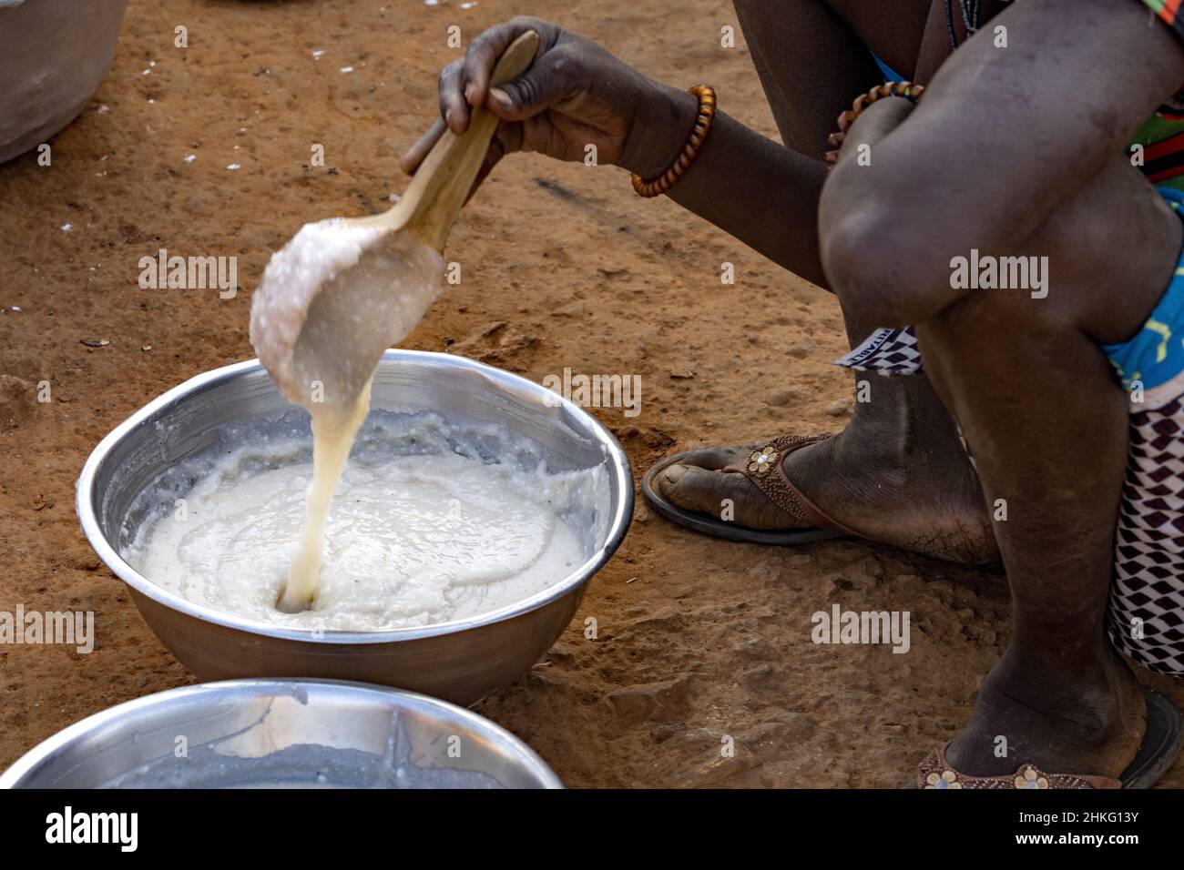 Benin, Provinz Natitingou, stammesdorf peul in Moukokotamou, der fulani-Käse und die Sauce zubereitet Stockfoto