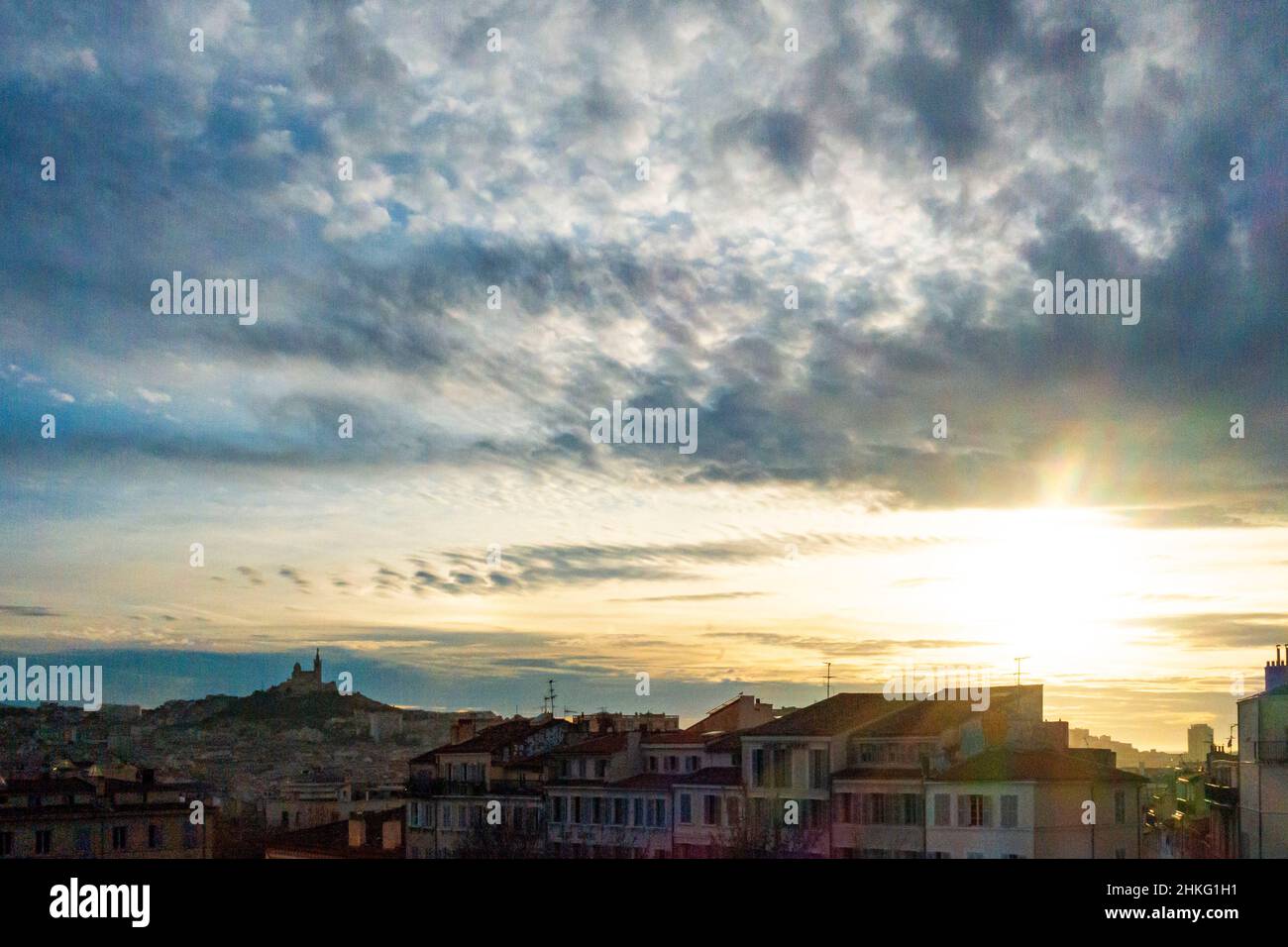 Frankreich, Bouches du Rhone, Marseille, die Basilika Notre Dame de la Garde vom Vorplatz des Bahnhofs Saint Charles Stockfoto