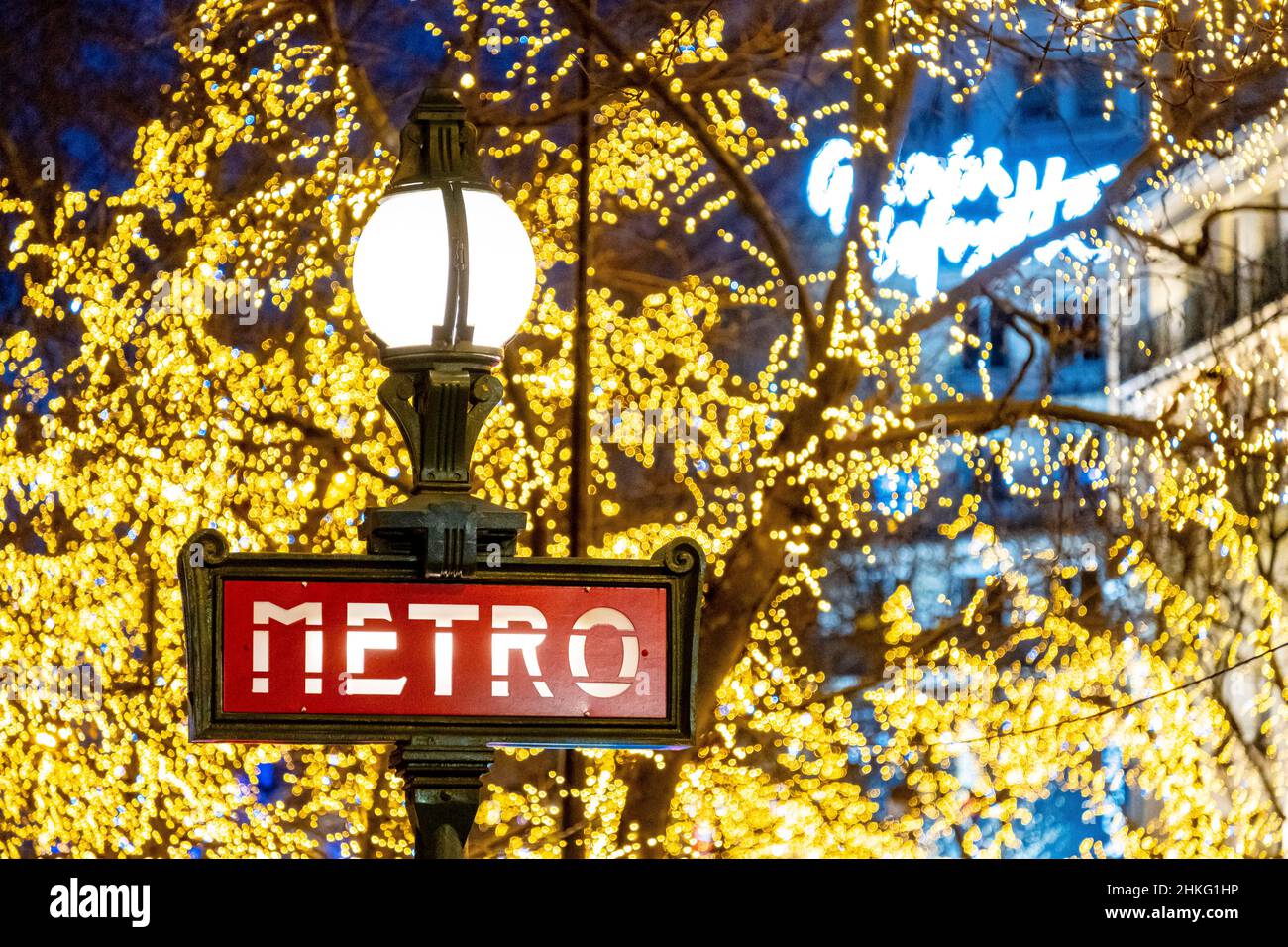 Frankreich, Paris, der Mast der U-Bahnstation Havre Caumartin und die Weihnachtsdekoration des Boulevard Haussmann Stockfoto