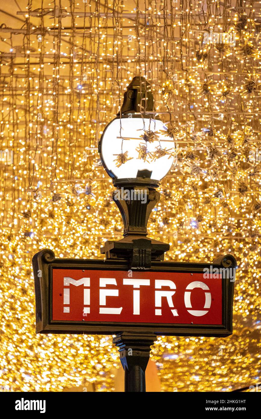 Frankreich, Paris, der Mast der U-Bahnstation Havre Caumartin und die Weihnachtsdekoration des Boulevard Haussmann Stockfoto