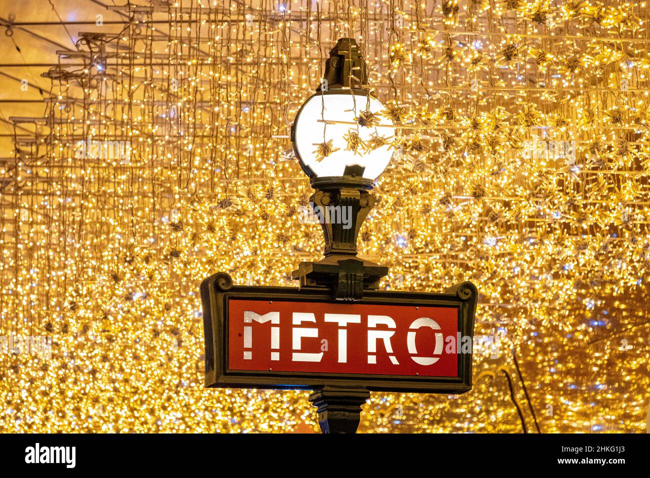 Frankreich, Paris, der Mast der U-Bahnstation Havre Caumartin und die Weihnachtsdekoration des Boulevard Haussmann Stockfoto