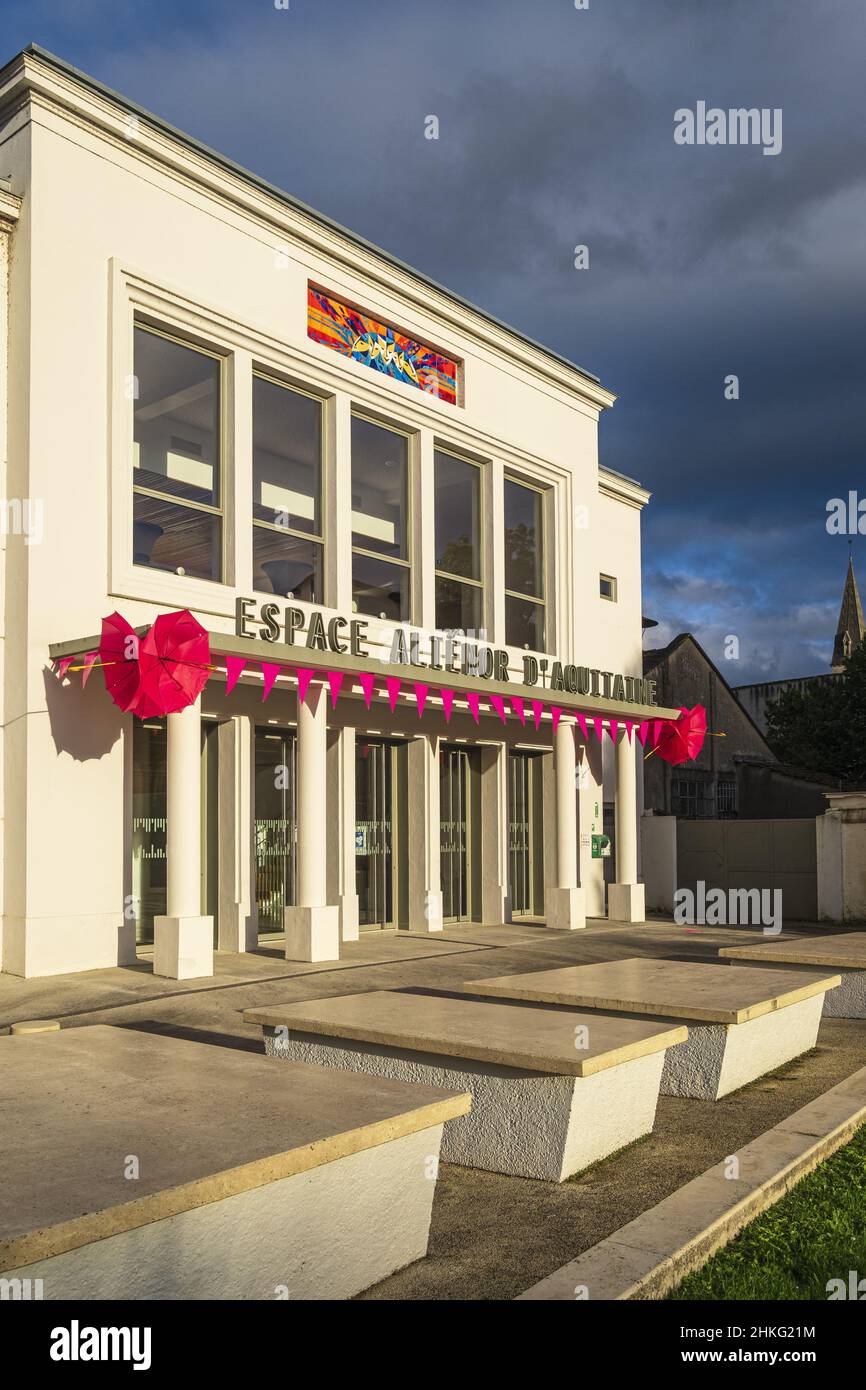 Frankreich, Dordogne, Mussidan, Bühne auf der Via Lemovicensis oder Vezelay Way, einer der wichtigsten Wege nach Santiago de Compostela, Art déco-Stil Alienor d'Aquitaine multikulturelle Gegend und Pierre-Bonneau-Platz Stockfoto