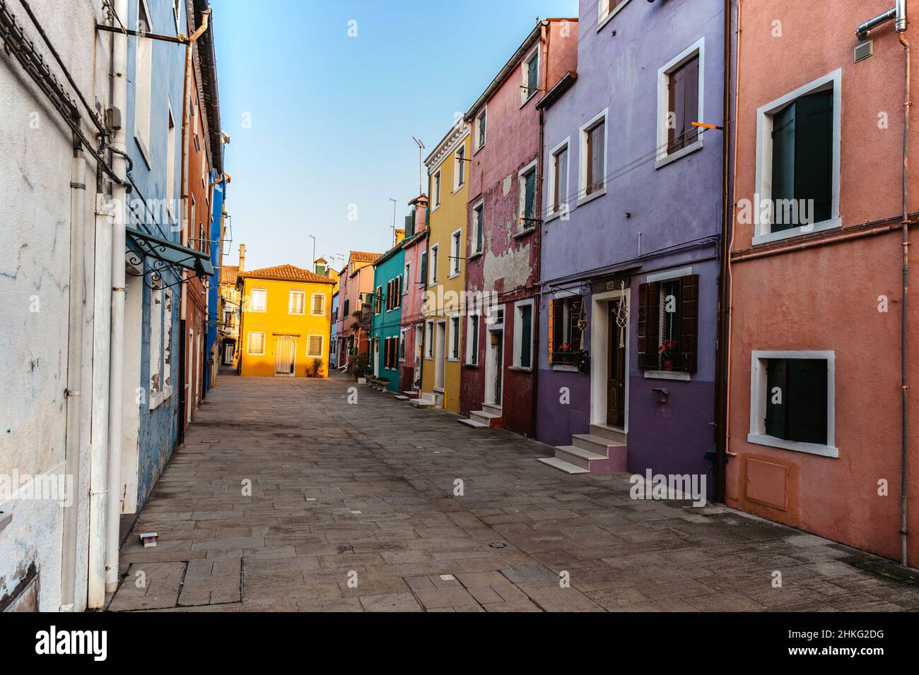 Bunte Insel Burano, Venedig Wahrzeichen, Italien.buntesten Ort der Welt mit schiefen Glockenturm, Kanäle, kleine Häuser.Ruhe und Ruhe in V Stockfoto