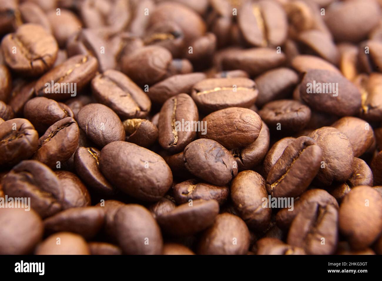 Geröstete Kaffeebohnen als Nahaufnahme des Lebensmittelhintergrundes Stockfoto