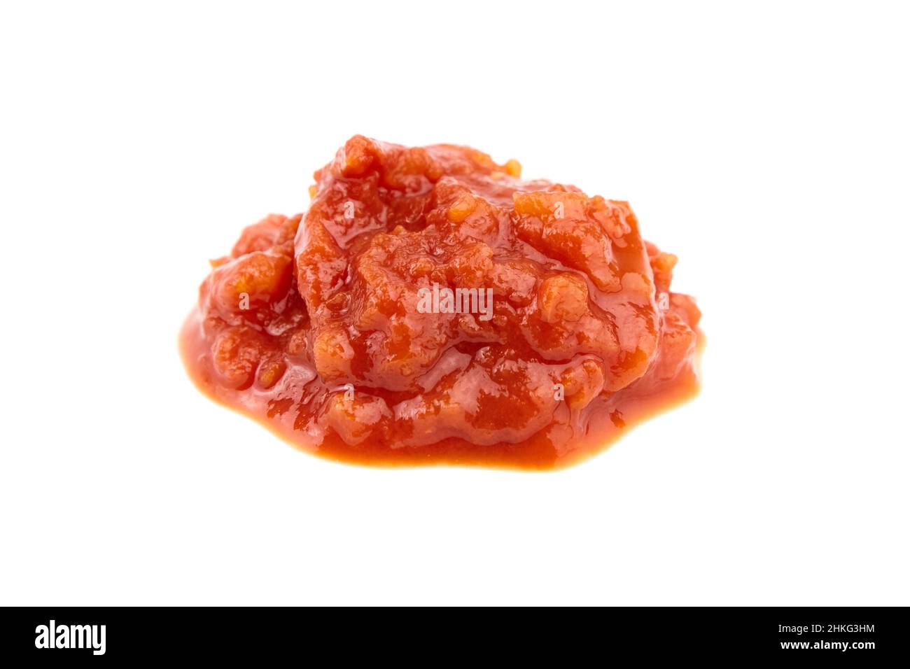 Gehackte Tomaten in Tomatensaft isoliert auf weißem Hintergrund Stockfoto
