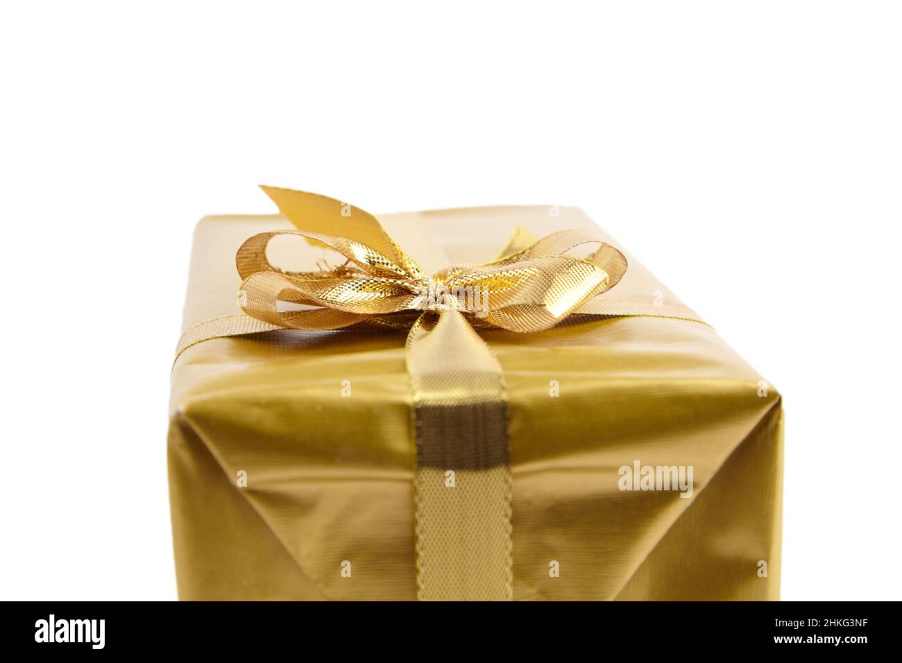 Geschenkbox mit goldener Schleife isoliert auf weißem Hintergrund Nahaufnahme Stockfoto