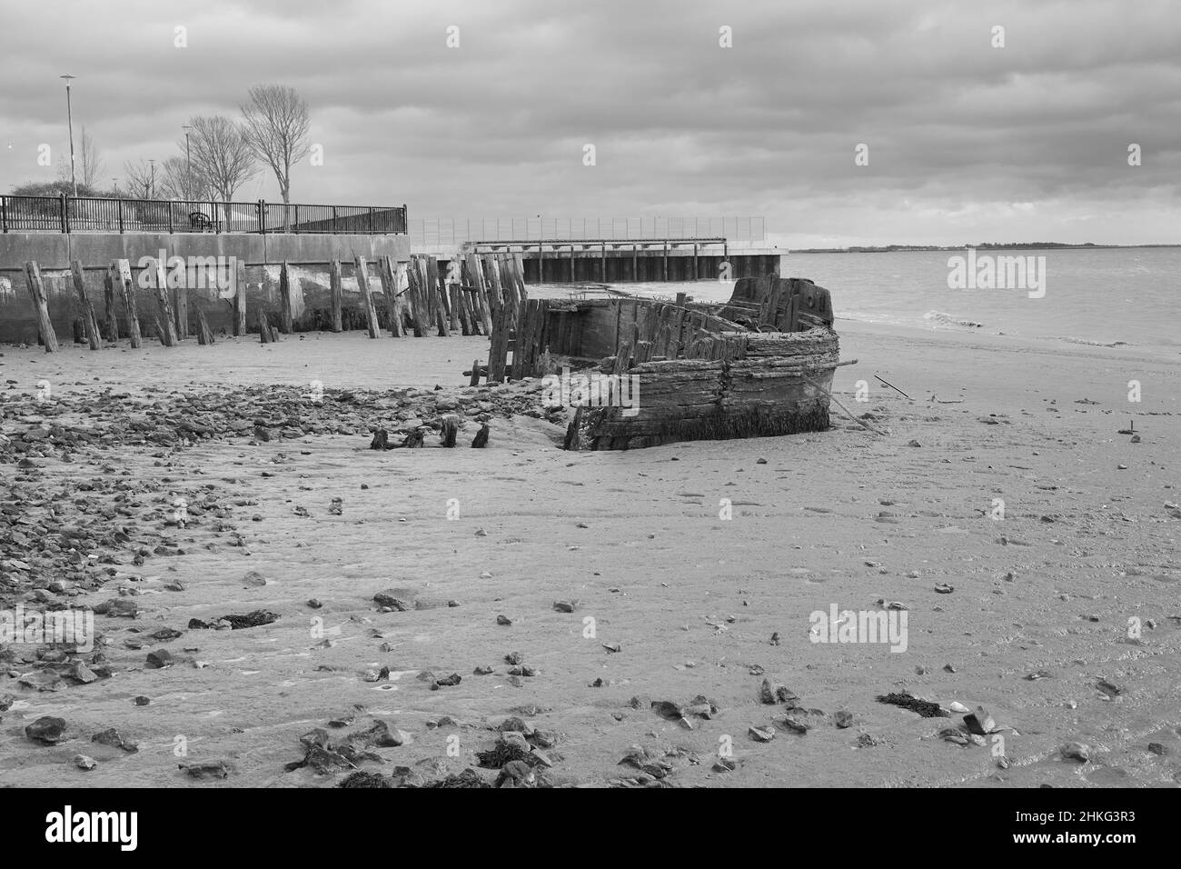 Überreste eines alten Holzbootes an einem schlammigen Strand Stockfoto