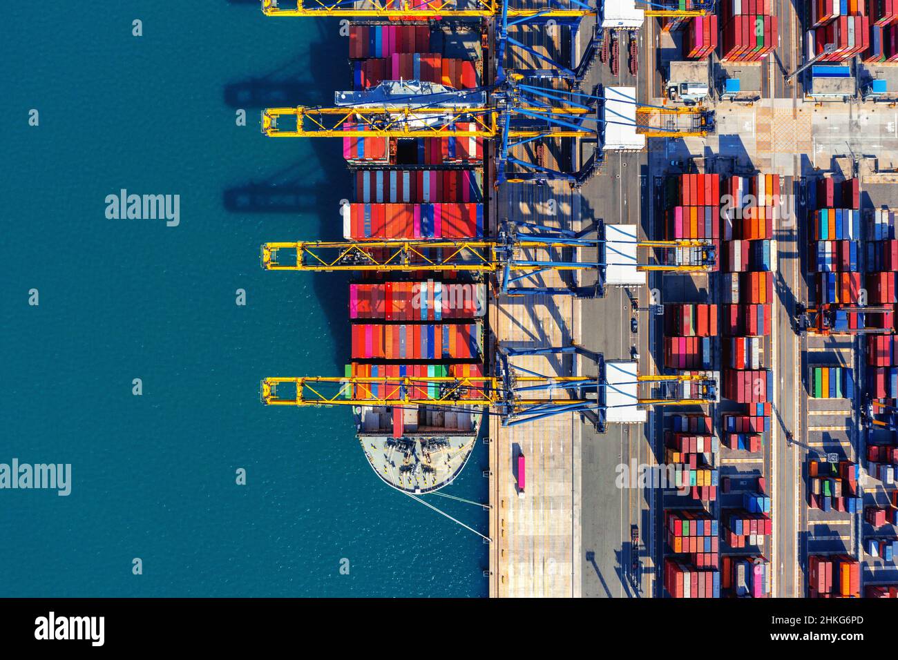 Luftaufnahme von Frachtschiff und Frachtcontainer im Hafen. Stockfoto