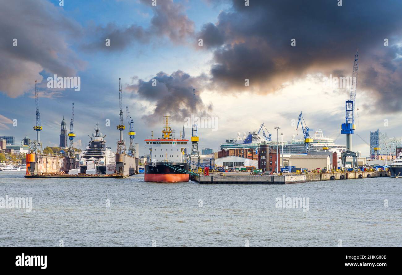 Panoramaaufnahme des Hamburger Hafens von der Wasserseite Stockfoto