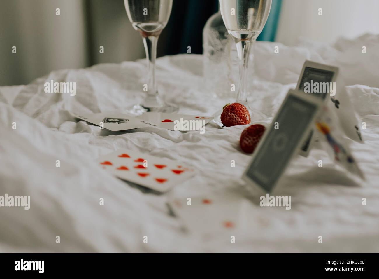 Spielkarten auf weißem Tisch Fine Art Flatlay. Hochwertige Fotos Stockfoto