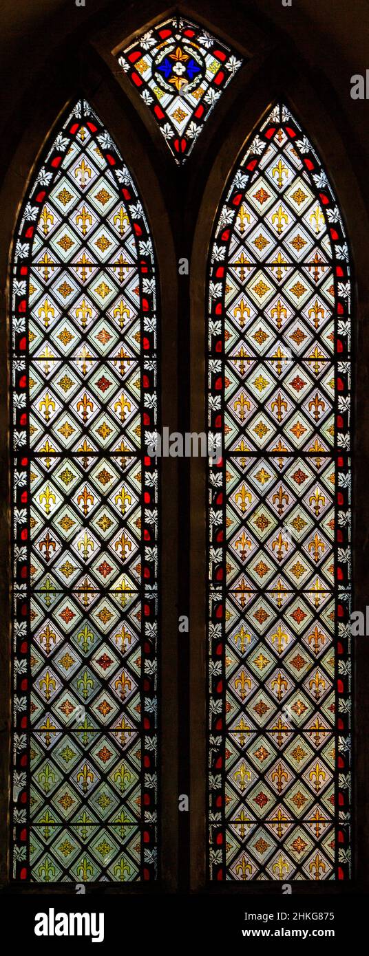 Buntglasfenster, Fleur de lys geometrisches Muster, Aspall Church, Suffolk, England, UK c 185060 von J. Powell and Sons Stockfoto