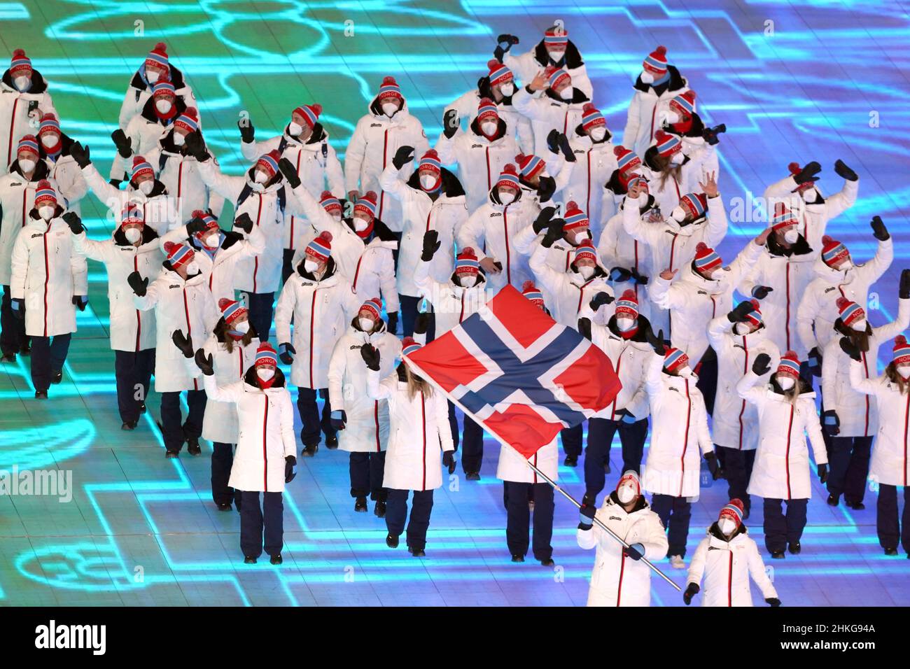 Das Team Norwegen tritt bei der Eröffnungsfeier der Olympischen