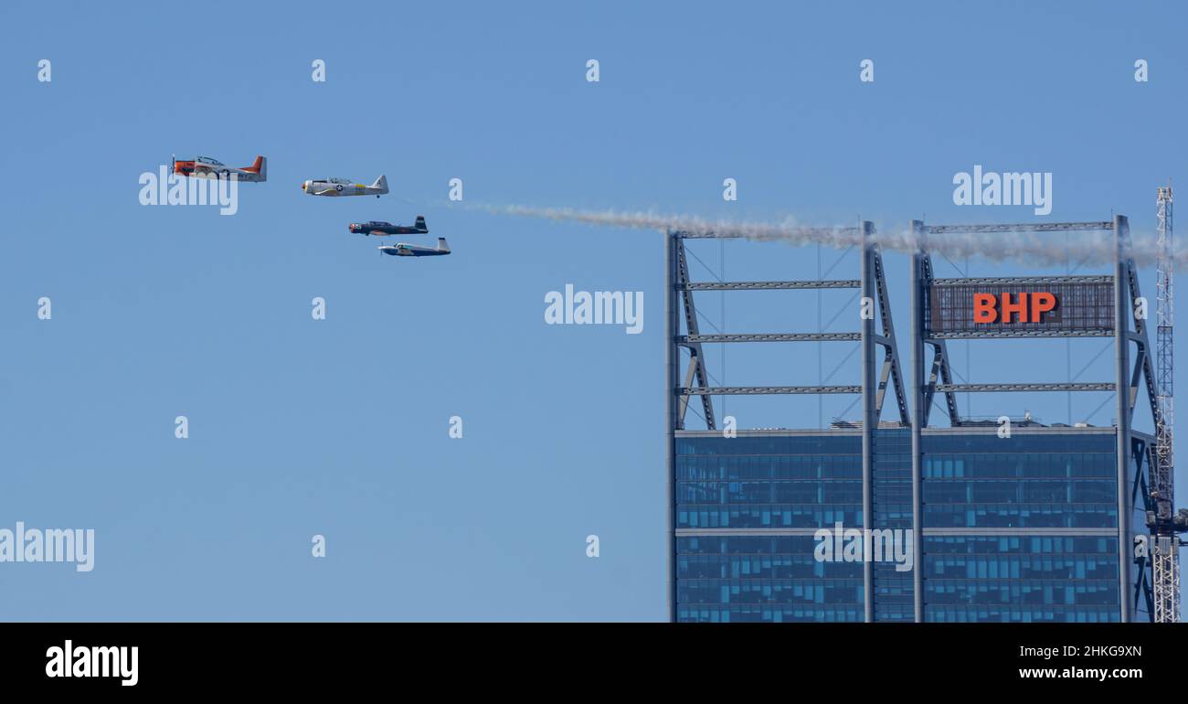 Texan T-6 und andere Flugzeuge fliegen am BHP-Gebäude vorbei auf der Australia Day Air Show in Perth Stockfoto