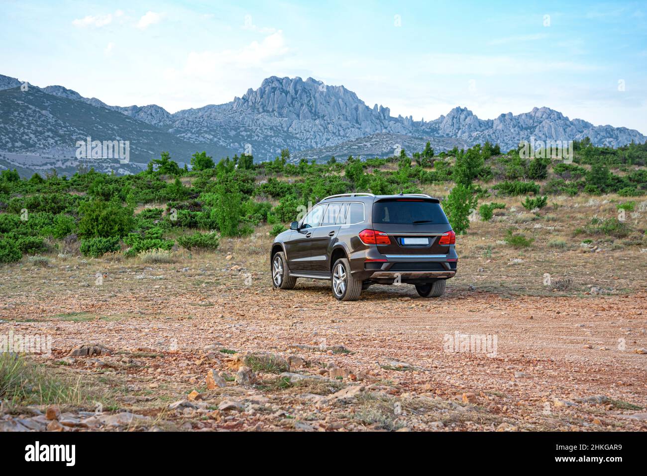 Das Auto steht vor der Kulisse der Berge. Stockfoto