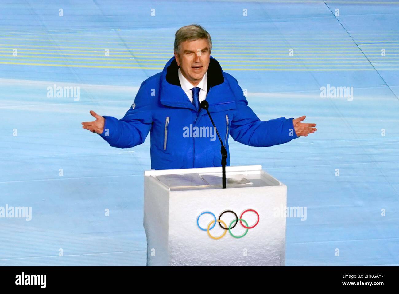 Der Präsident des Internationalen Olympischen Komitees, Thomas Bach, hält eine Rede während der Eröffnungszeremonie der Olympischen Winterspiele 2022 in Peking im Nationalstadion von Peking in China. Bilddatum: Freitag, 4. Februar 2022. Stockfoto