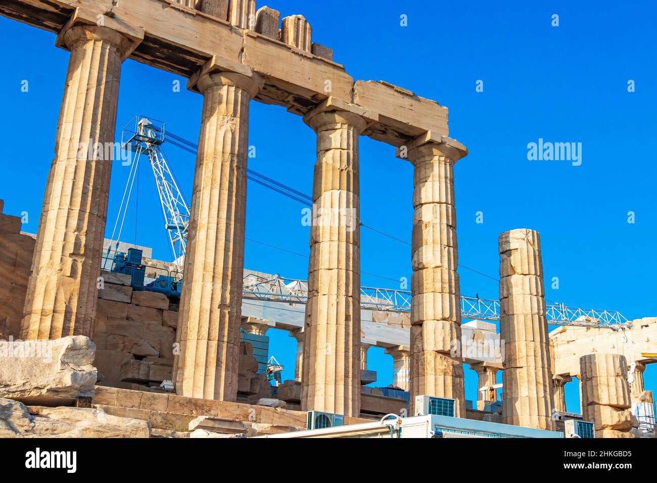 Details Figuren Skulpturen Säulen der Akropolis von Athen mit erstaunlichen und schönen Ruinen Parthenon und blau bewölktem Himmel in Griechenlands Hauptstadt Athen Stockfoto