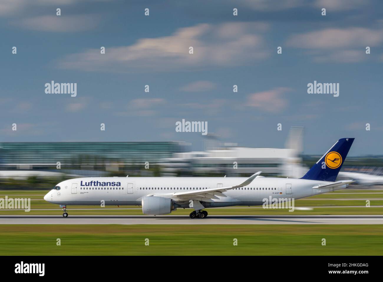 München, Deutschland - September 12. 2021: Lufthansa Airbus A350-941 mit der Flugzeugzulassung D-AIXF startet auf der Südbahn 26L der Mu Stockfoto