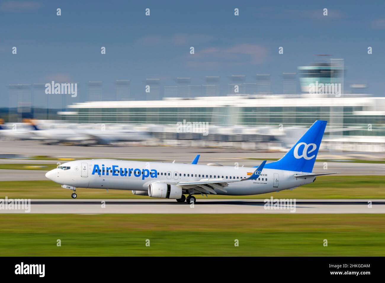 Air Europa Boeing 737-85P mit der Flugzeugzulassung EC-MXM landet auf der Südbahn 26L des Münchner Flughafens MUC EDDM Stockfoto