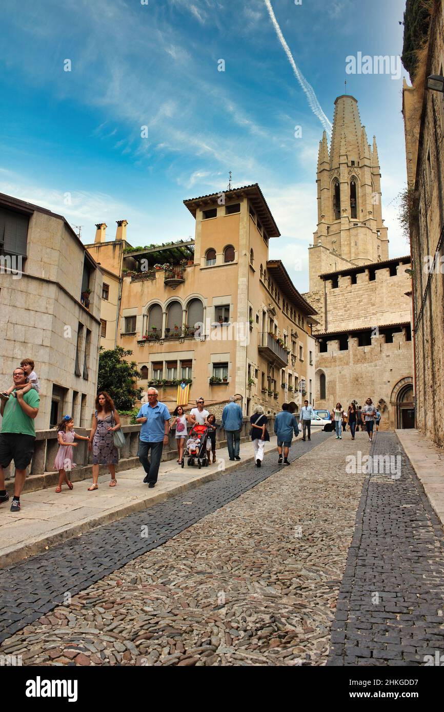 Girona in Katalonien an der Costa Brava, mit seinen schönen pastellfarbenen Häusern, großem Charme, alten Denkmälern, feiner Küche Stockfoto