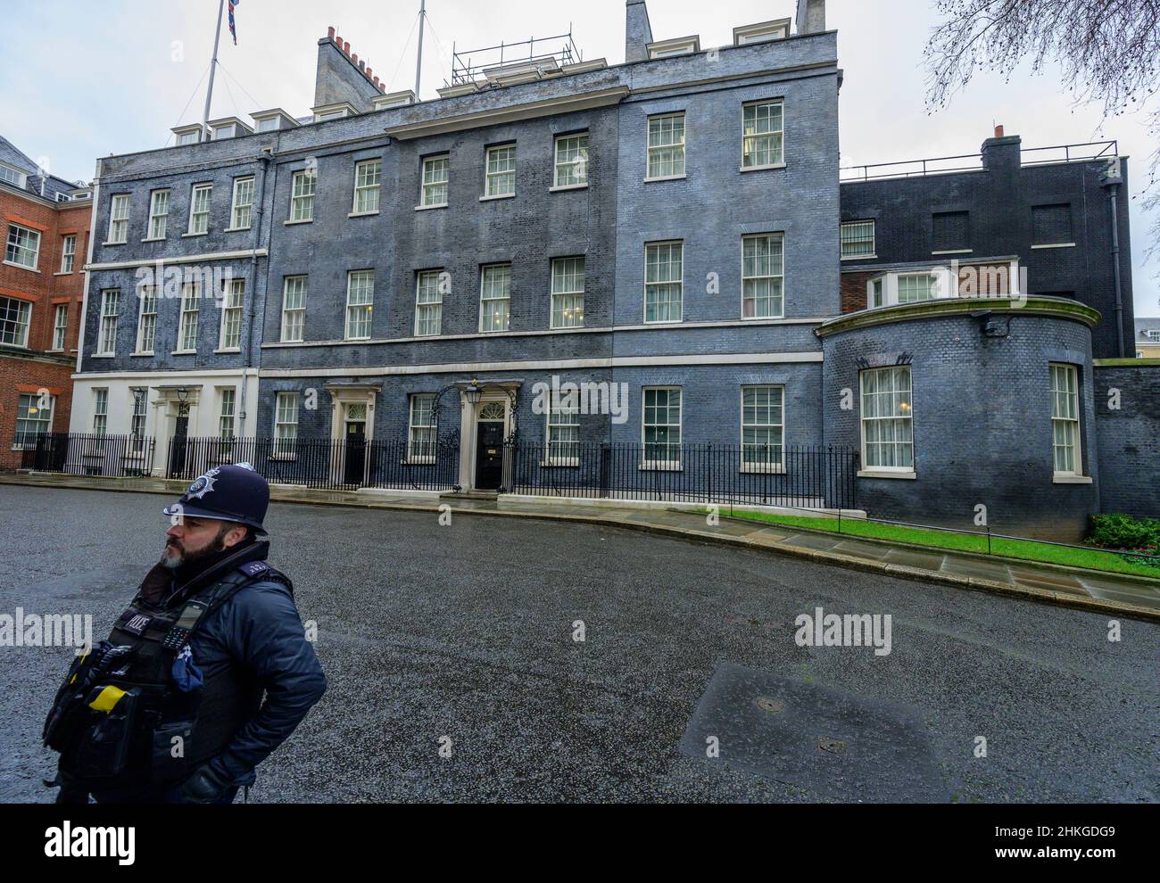 10 Downing Street, London, Großbritannien. 4. Februar 2022. Nach einer Reihe von Rücktritten von leitenden Angestellten der Nummer 10 wurde an einem grauen Morgen alles ruhig, zumindest an der Außenseite der Downing Street 10. Quelle: Malcolm Park/Alamy Live News. Stockfoto