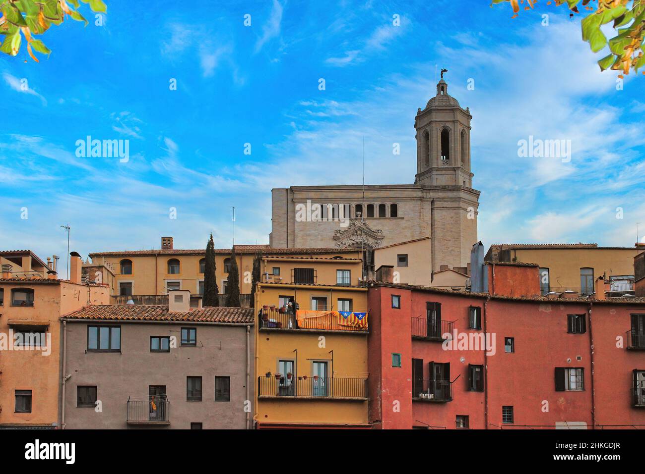 Girona in Katalonien an der Costa Brava, mit seinen schönen pastellfarbenen Häusern, großem Charme, alten Denkmälern, feiner Küche Stockfoto