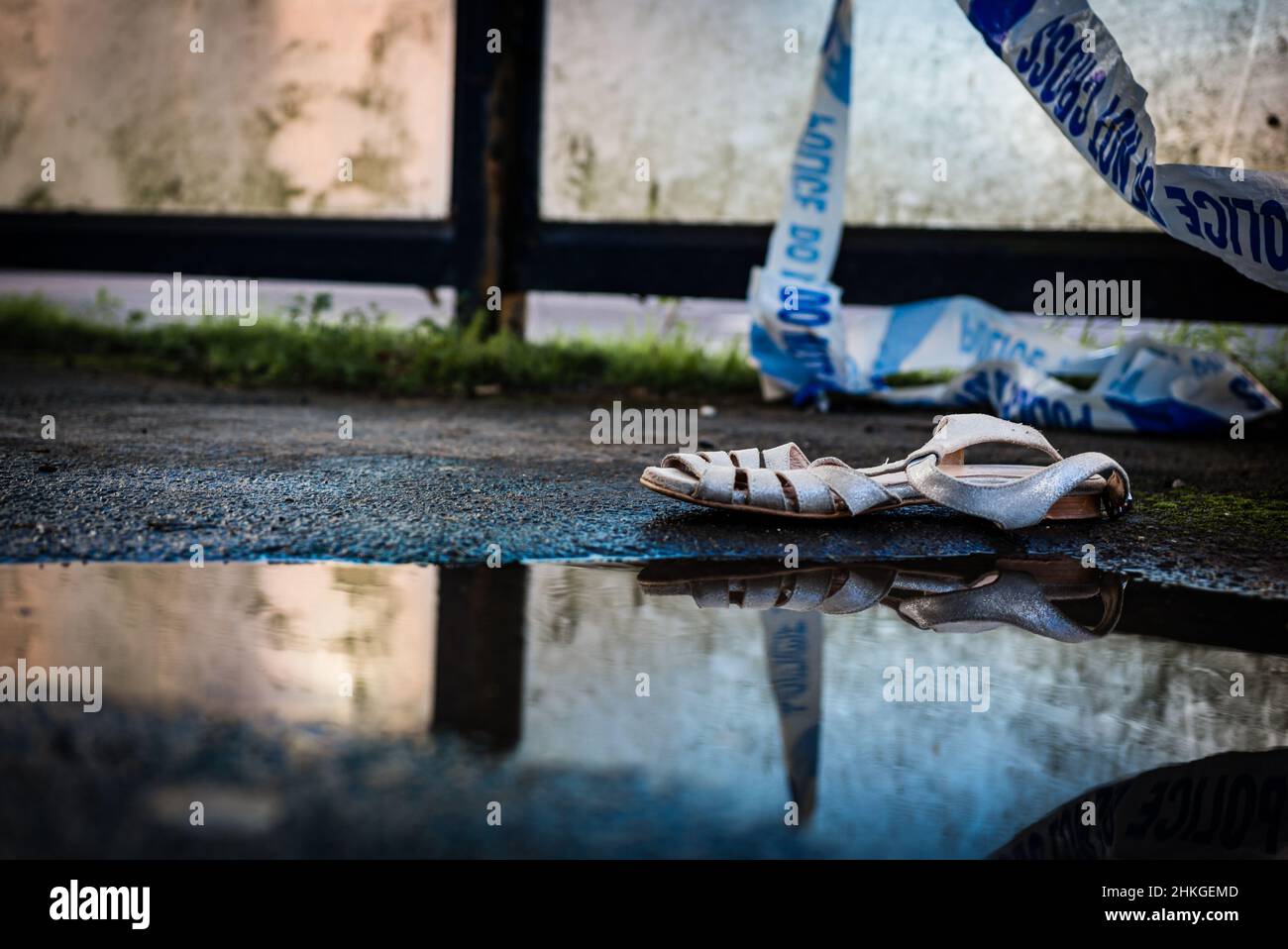 Tatort an einer Bushaltestelle Polizeiband Stockfoto