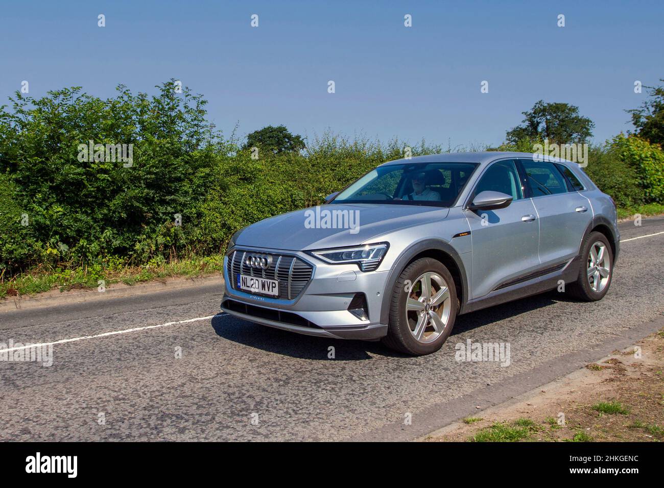 2020 silberner Audi E-Tron Technik 50 Quattro Sport 4dr Elektrizität auf dem Weg zur Capesthorne Hall classic July Car Show, Ceshire, UK Stockfoto