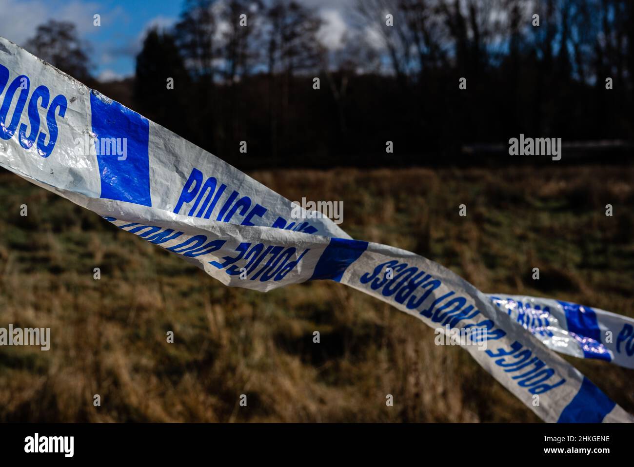 Tatort auf einer Wiese Polizeiband Stockfoto