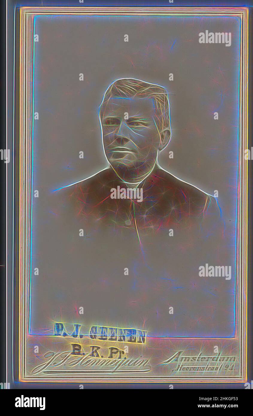 Inspiriert durch das Porträt des römisch-katholischen Priesters P. J. Geenen, Johannes Franciscus Hennequin, Amsterdam, 1903, Barytapapier, Höhe 104 mm × Breite 63 mm, neu gestaltet von Artotop. Klassische Kunst neu erfunden mit einem modernen Twist. Design von warmen fröhlichen Leuchten der Helligkeit und Lichtstrahl Strahlkraft. Fotografie inspiriert von Surrealismus und Futurismus, umarmt dynamische Energie der modernen Technologie, Bewegung, Geschwindigkeit und Kultur zu revolutionieren Stockfoto
