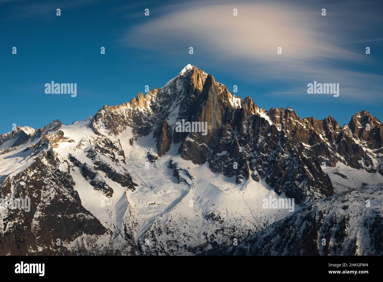 Aiguille du Plan vom Gipfel des Le Brevent in den französischen Alpen aus gesehen. Stockfoto