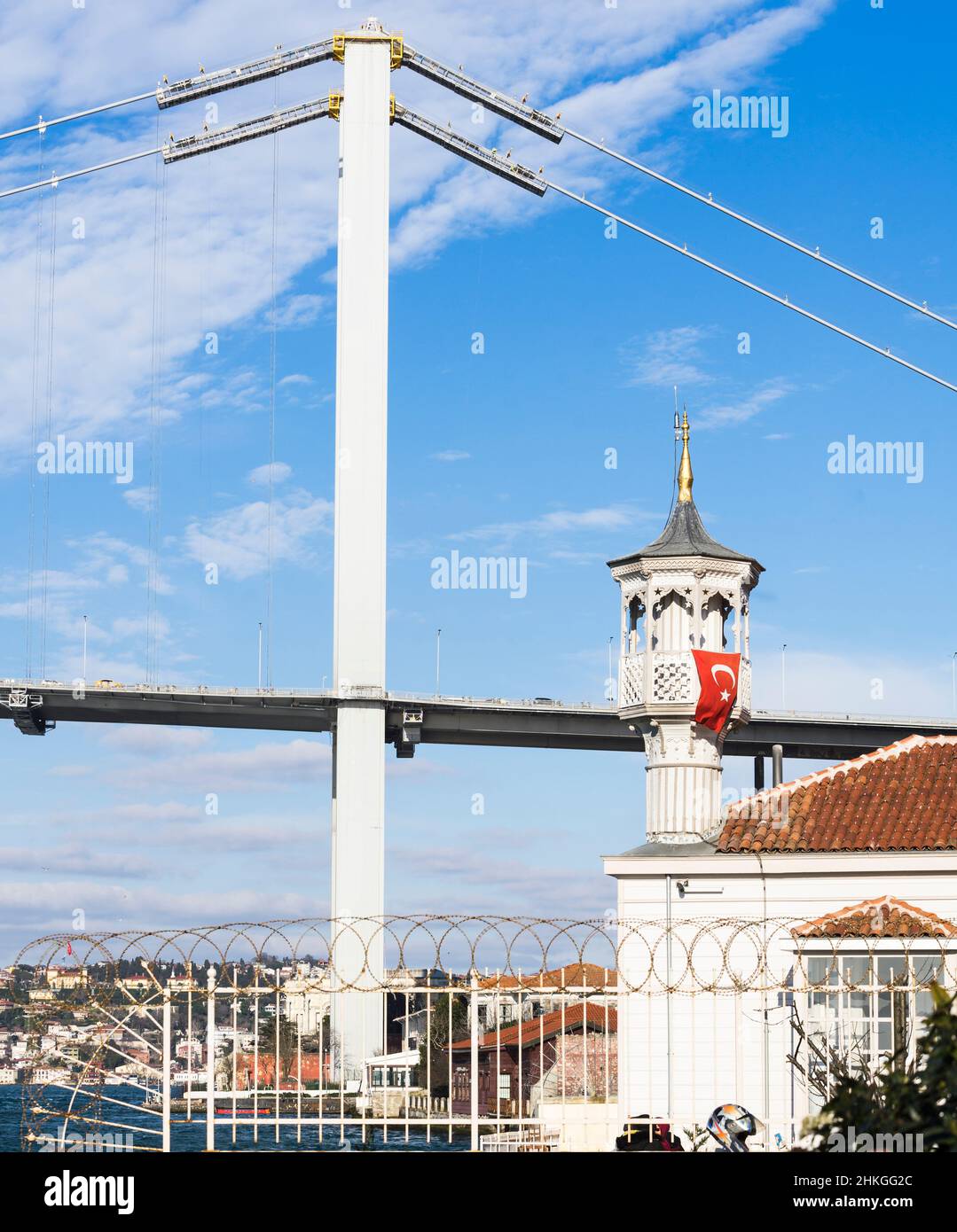 Eine perspektivische Ansicht der Uryanizade-Moschee mit der Bosporus-Brücke in Kuzguncuk. Kuzguncuk ist ein Viertel im Stadtteil Uskudar in Istanbul. Stockfoto
