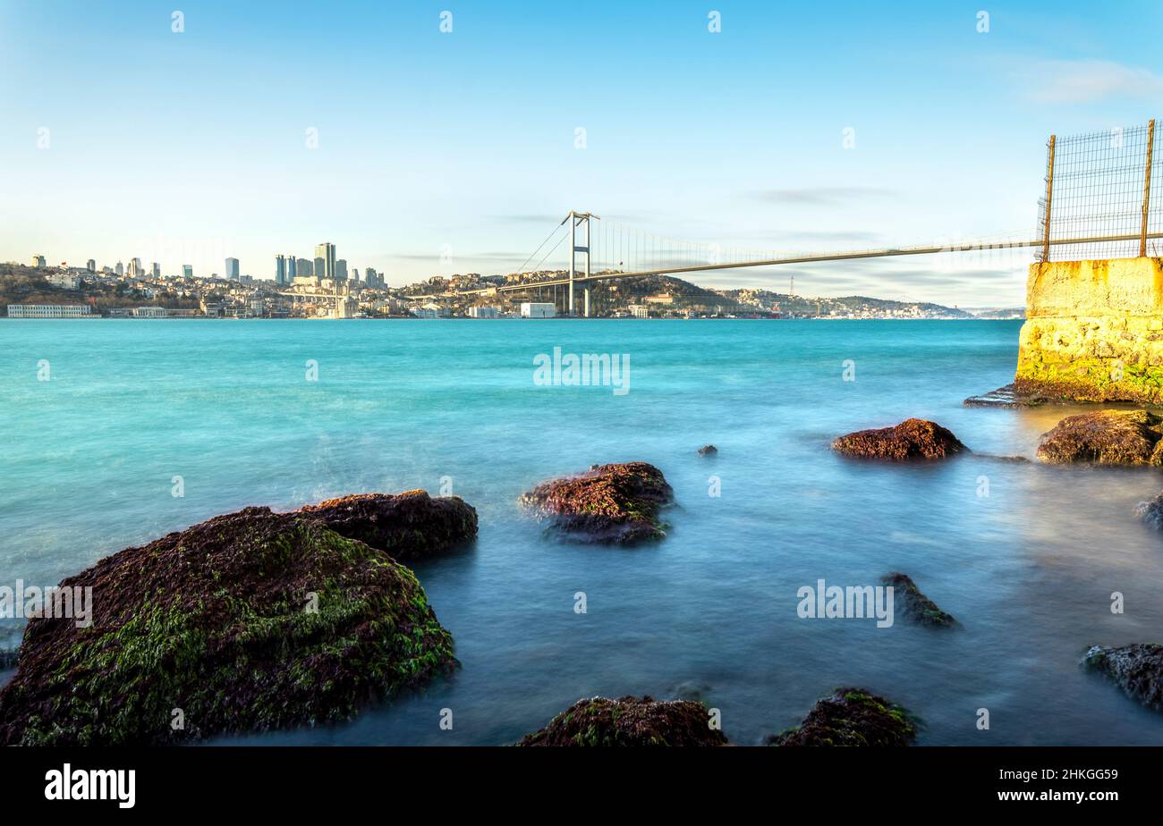 Der spektakuläre Blick auf die Istanbuler Bosporus-Brücke am felsigen Kuzguncuk-Strand in Uskudar. Kuzguncuk ist ein Viertel im Stadtteil Uskudar in ISTA Stockfoto