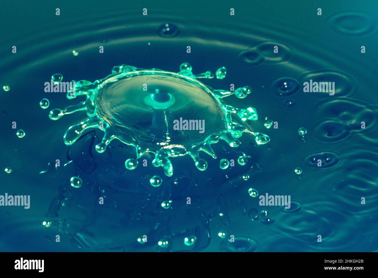 Wasser spritzt in grüner Farbe Stockfoto