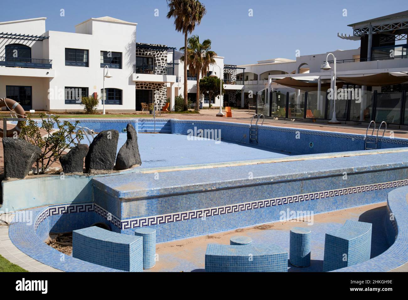 Leerer entwässerte Pool im Resort-Komplex in playa blanca Lanzarote Kanarische Inseln Spanien Stockfoto