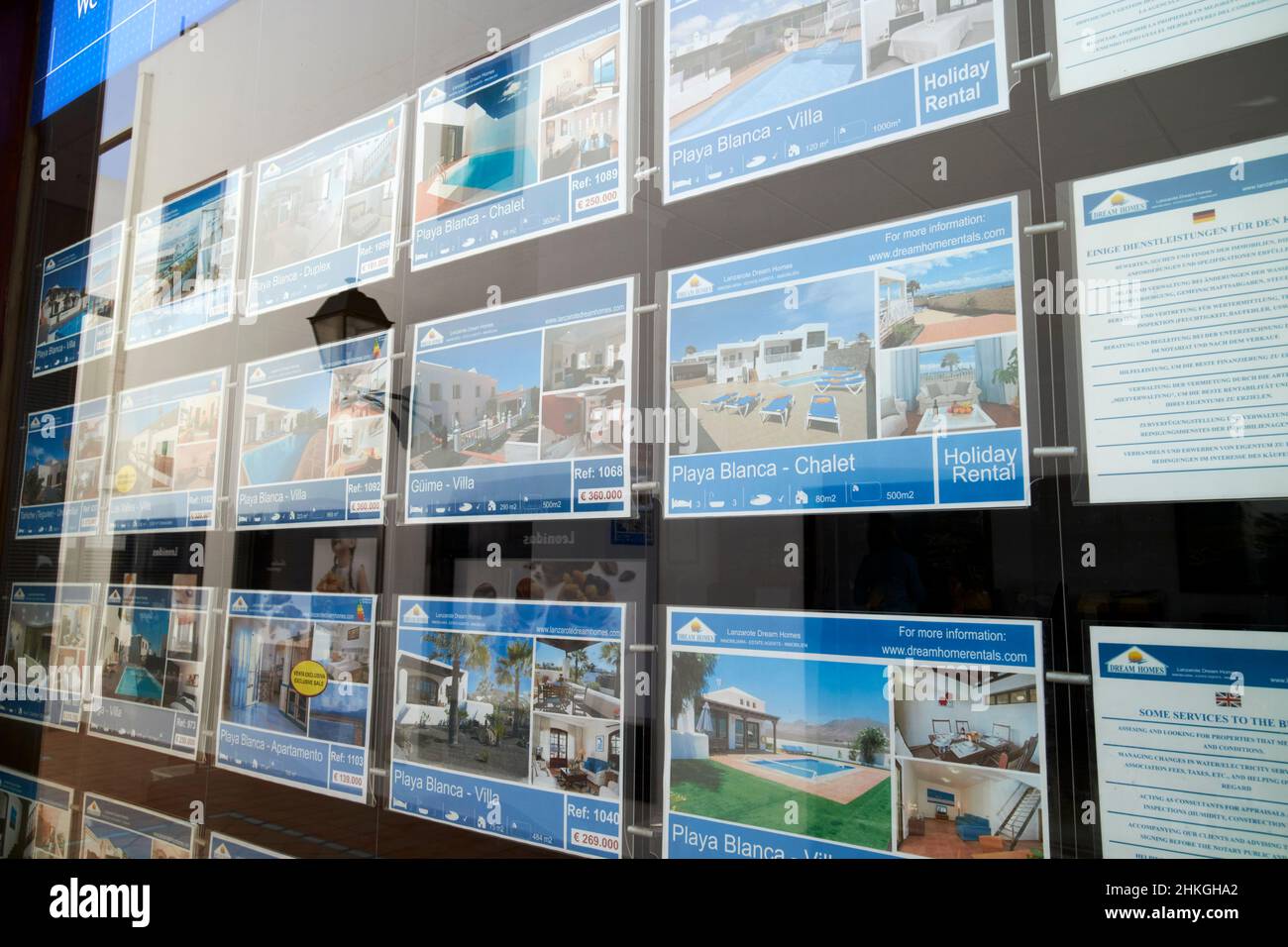 Immobilien zum Verkauf im Fenster einer Immobilienagentur playa blanca Lanzarote Kanarische Inseln Spanien Stockfoto
