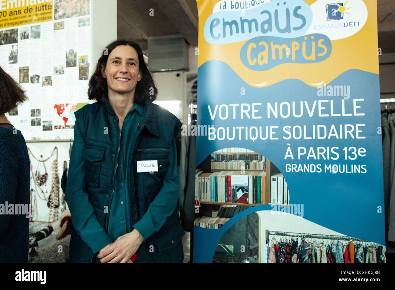 Paris, Frankreich. 04th. Februar 2022. Frankreich, Paris, 2022-02-04. Einweihung des ersten Emmaus Campus, eines einzigartigen Ressourcenzentrums im Herzen eines Studentenviertels im 13th. Arrondissement, in dem viele Second-Hand-Gegenstände aus Spenden zur Verfügung stehen werden. Kakemono Präsentation des ersten Emmaus Campus. Illustration eines Emmanus-Managers neben dem Kakemono, der den ersten Emmaus Campus präsentiert. Fotografie von Christophe Michel/ABACAPRESS.COM. Frankreich, Paris, 2022-02-04. Quelle: Abaca Press/Alamy Live News Stockfoto