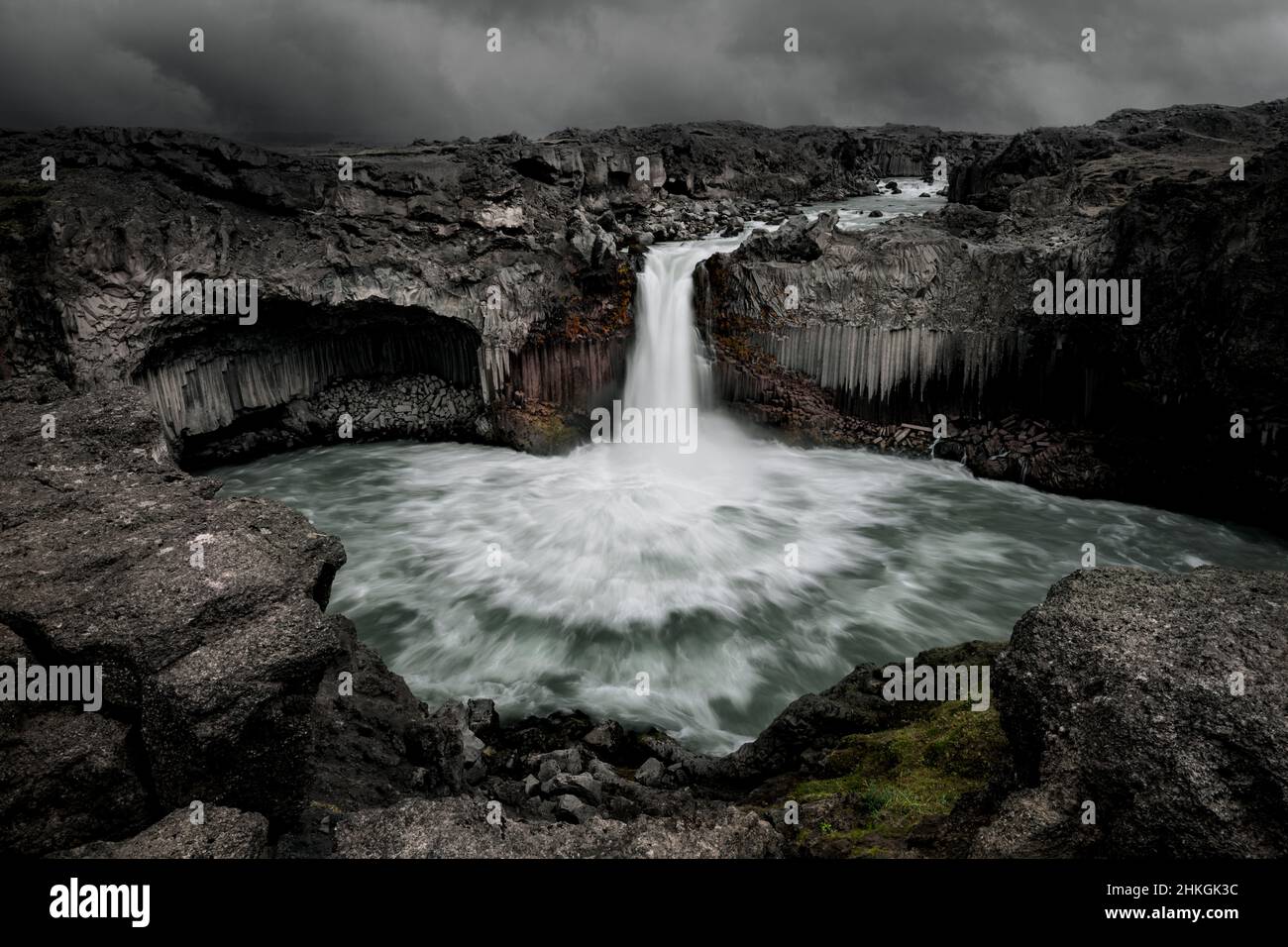 Berühmter Aldeyjarfoss in dunkler Stimmung. Stockfoto