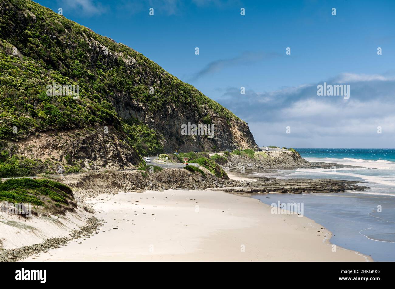 Die berühmte Great Ocean Road schlängelt sich entlang der Küste von Vivtoria. Stockfoto