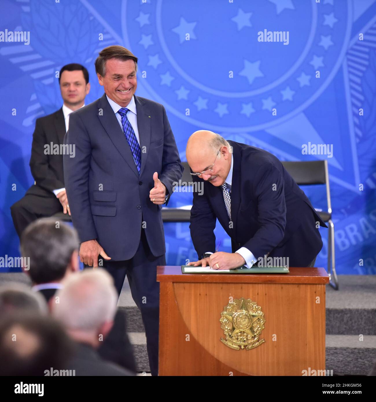 Brasília, DF - 04.02.2022: BOLSONARO CONCEDE AUMENTO PARA PROFESSORES - an diesem Freitag (04) gewährt Präsident Jair Bolsonaro im Rahmen einer Zeremonie im Palácio do Planalto in Brasília DF eine Gehaltserhöhung für Grundschullehrer. Auf dem Foto, Präsident Jair Bolsonaro und Minister für Bildung Milton Ribeiro während der Unterzeichnung des Dekrets. (Foto: Antonio Molina/Fotoarena) Stockfoto