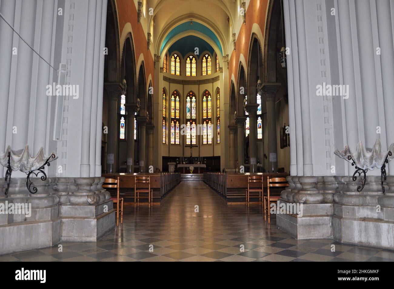 Hauptaltar und Buntglasfenster der Kapuzinerkirche unserer Lieben Frau von Lourdes in Rijeka.die Kirche ist ein Beispiel für Eklektizismus in Rijeka. Stockfoto