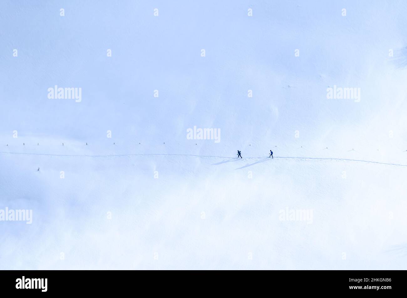 Drohne schoss zwei verlorene Menschen, die auf den Spuren des riesigen Schneefeldes nach Hause gingen. Stockfoto