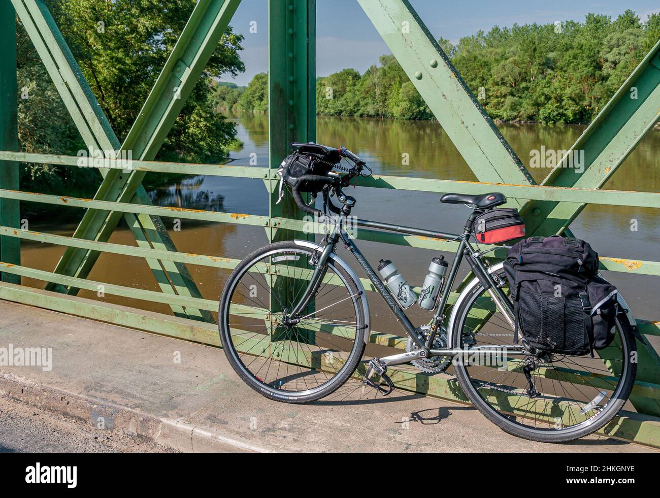 Brücke über R Louet in der Nähe von Les Jubeaux, Denée Stockfoto