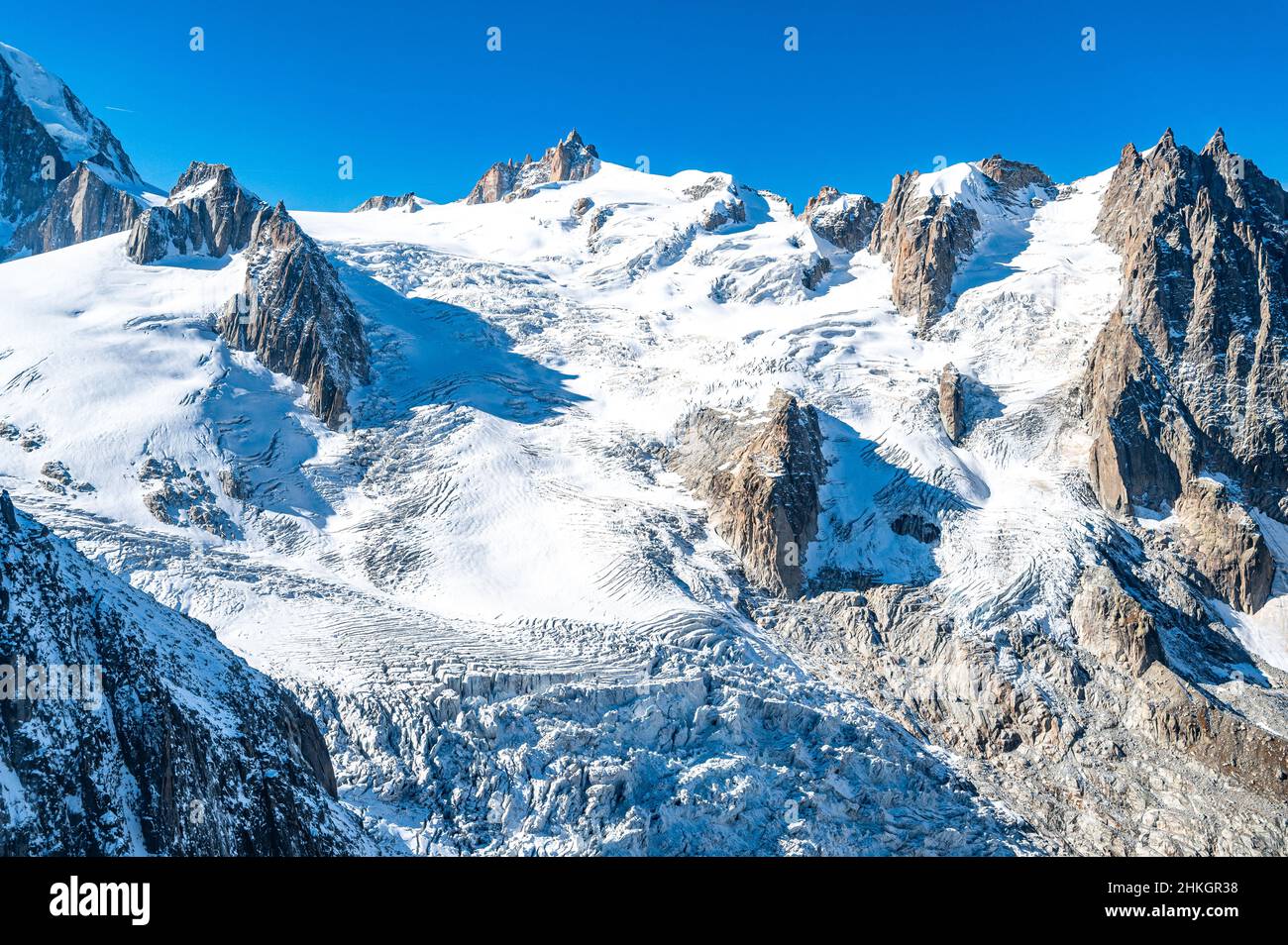 Low-Angle-Aufnahme des Mont-Blanc-Berges in Europa Stockfoto