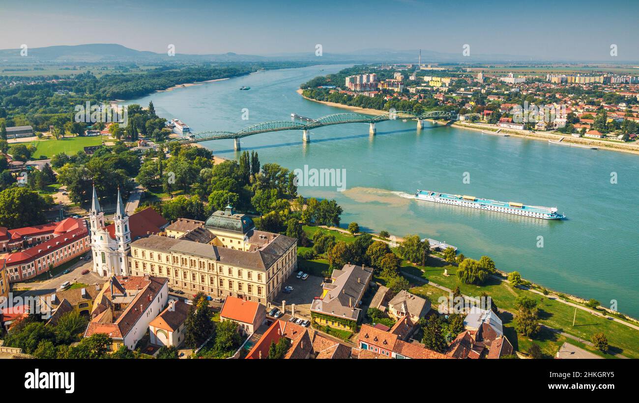 Blick auf die ungarische Altstadt von der Basilika in Esztergom, der Donau und der Grenzbrücke zur Stadt Sturovo in der Slowakei. Stockfoto