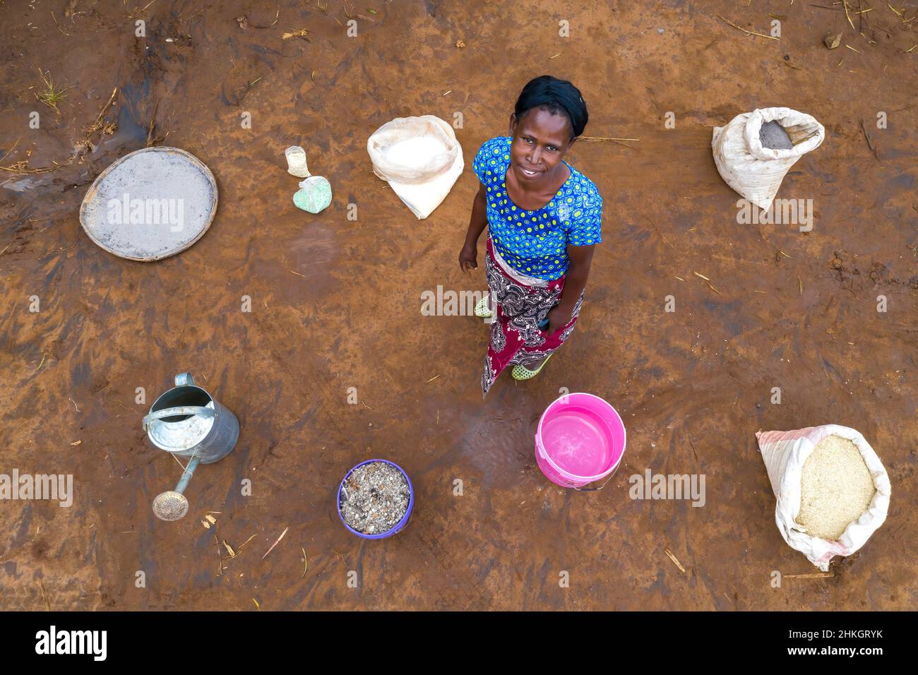 Bäuerin mit Zutaten für organische Düngemittel, Malawi Stockfoto
