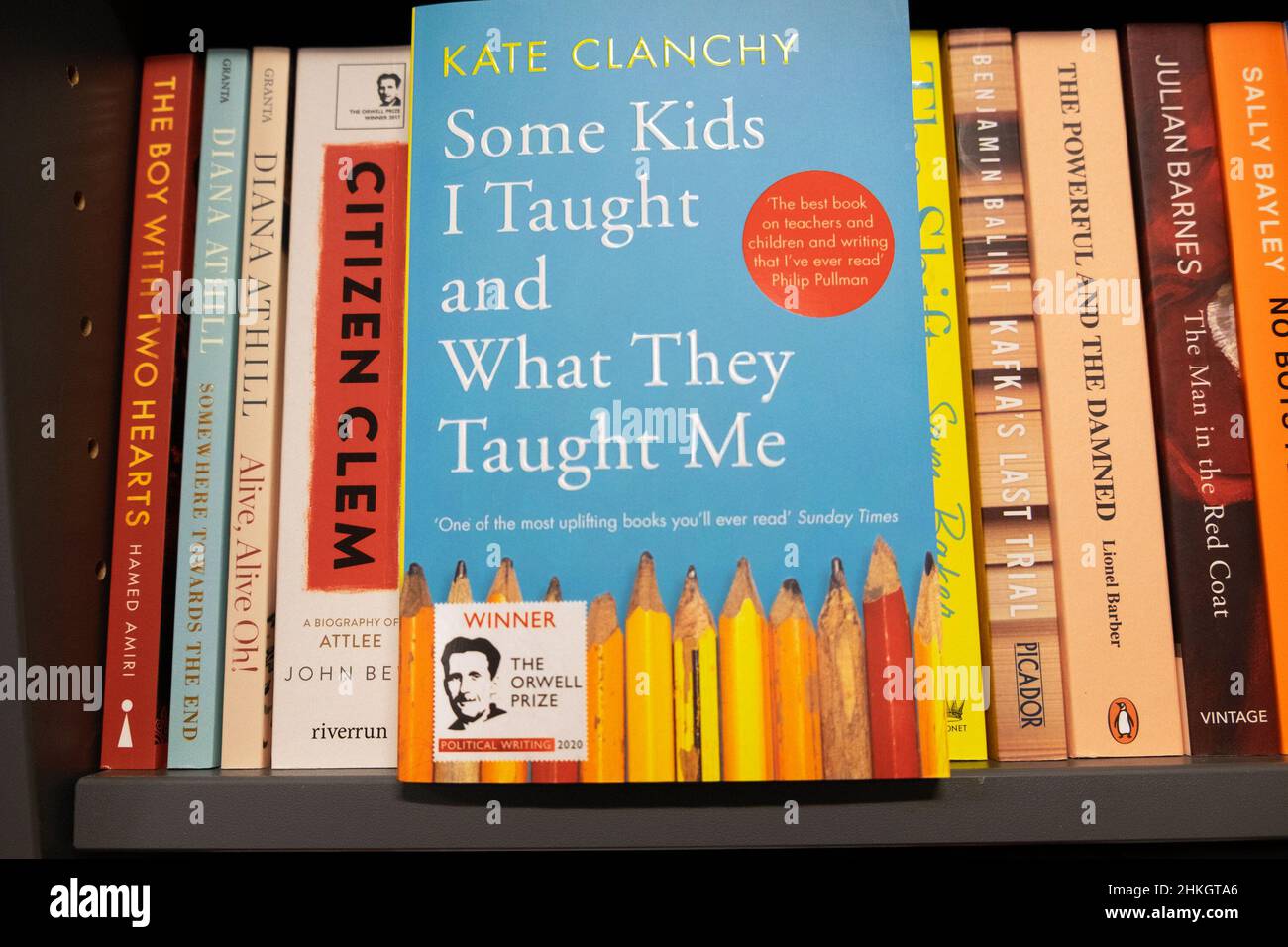 Die britische Autorin Kate Clanchy gewann die Orwell-Preisträgerin im Bücherregal der Buchhandlung UK 2022, „Some Kids I teaching and What They teaching Me“ Stockfoto